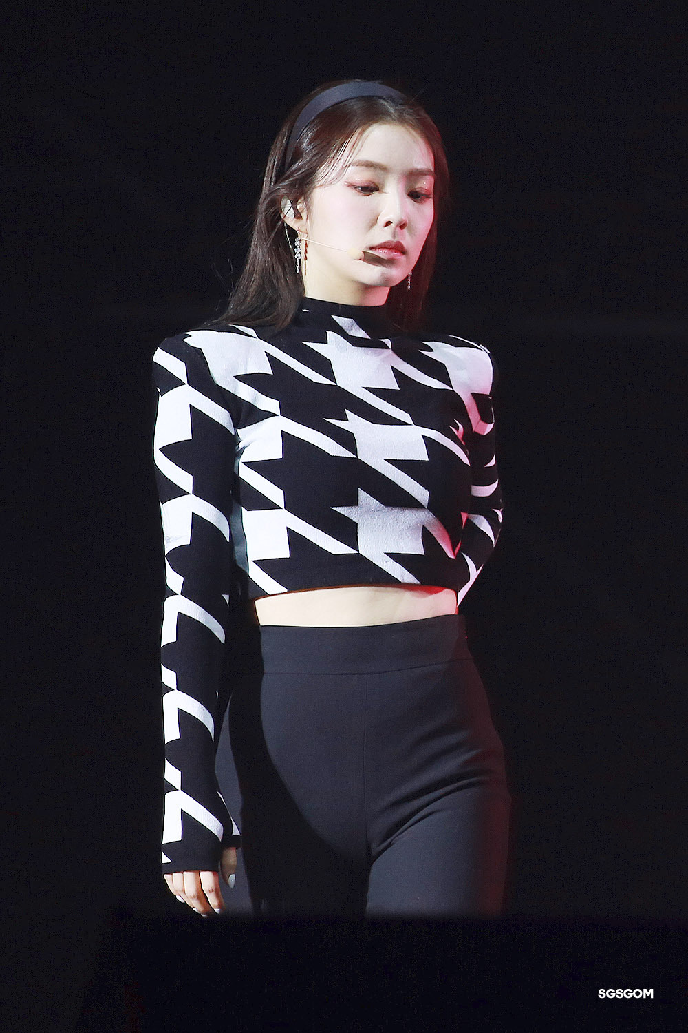 검정 머리띠한 아이린.jpgif | 인스티즈