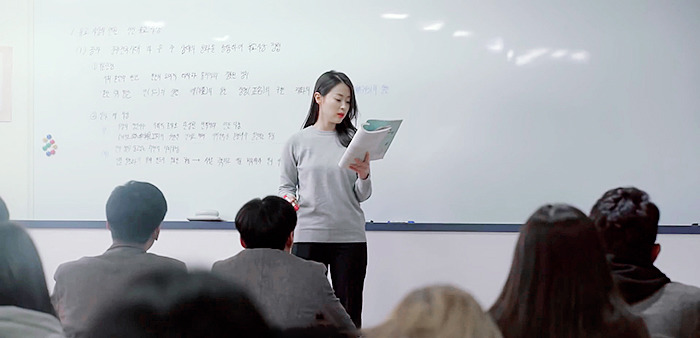 기억해..? 복도에서 떠들다.. 같이 혼나던 우리 둘... 기억 조작이 따로 없는 하이틴 웹드 | 인스티즈