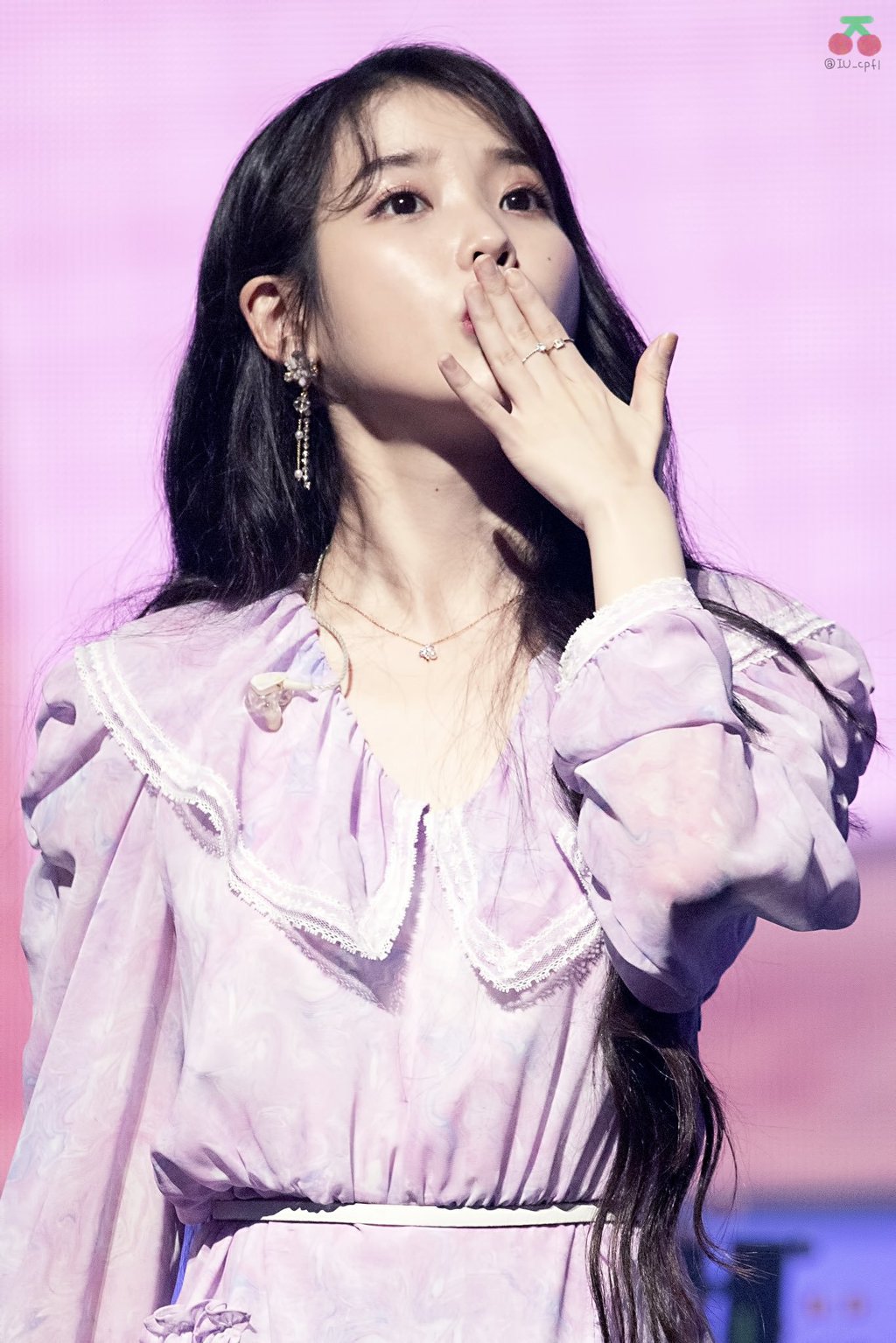 손키스 날리는 아이유.jpg | 인스티즈