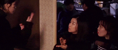 수화 연습하는 아이유 .gif | 인스티즈