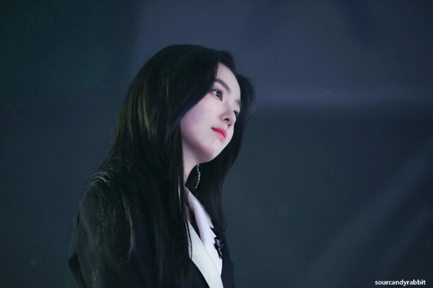 시상식에서 미모 폭격하고 다니는 아이린.jpg | 인스티즈