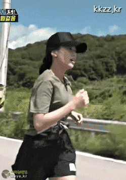 뜀걸음 하는 조현.gif | 인스티즈