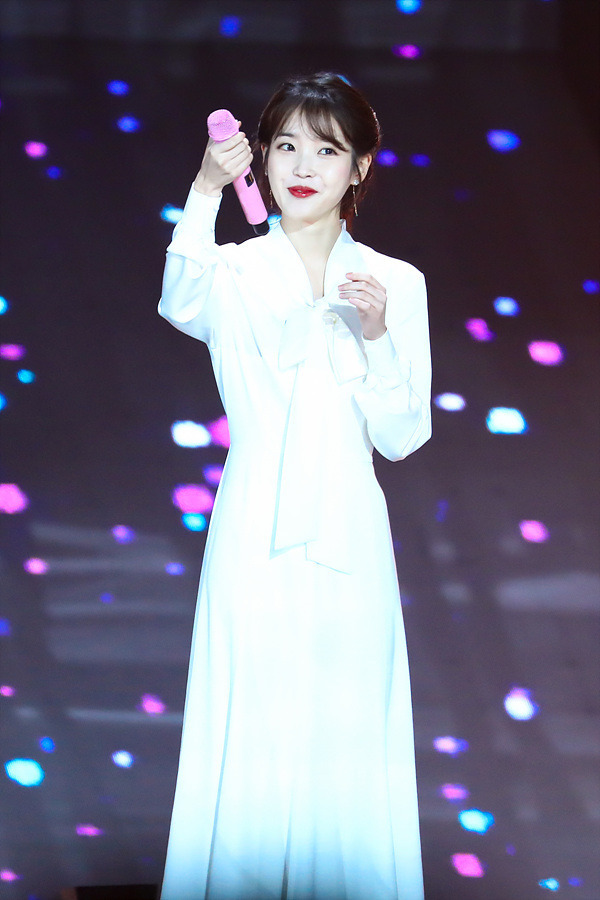 대상기념 골든디스크 아이유.jpg | 인스티즈