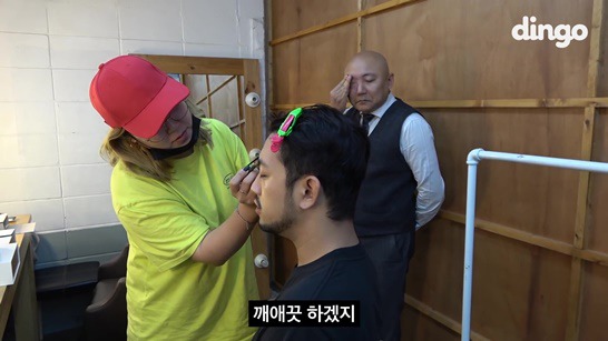 딩고 촬영으로 메이크업 받는 침착맨 주호민 | 인스티즈